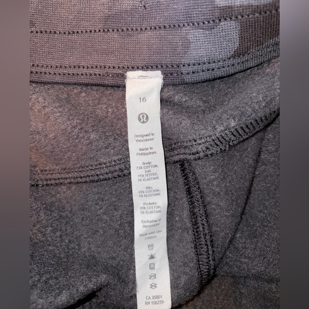 Lululemon Scuba Jogger Black Camo Size 16 - Picture 2 of 4